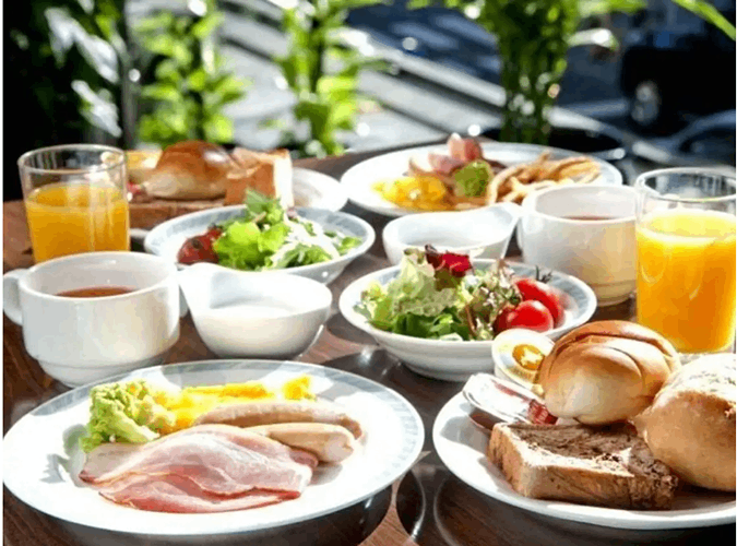 【コース】メインは2種類　鮮魚のポワレ、ローストビーフ　コース料理+飲み放題付き　Cプラン