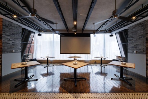 大画面スクリーンあり