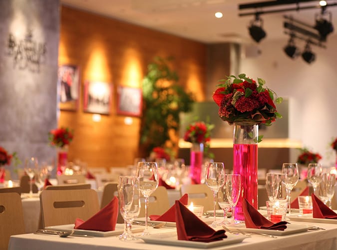 【忘・新年会スタンダードプラン】年末年始の集まりを華やかに演出する2.5時間貸切プラン★乾杯スパークリング付き★お料理8品／フリードリンク／会場使用料／音響＆映像設備使用料込み！