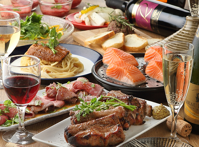 【スパーク含む飲み放題付】前菜2種、メイン3種。前菜にはローストビーフ、メインに牛ハラミなど豪華な食材でボリュームも満点！