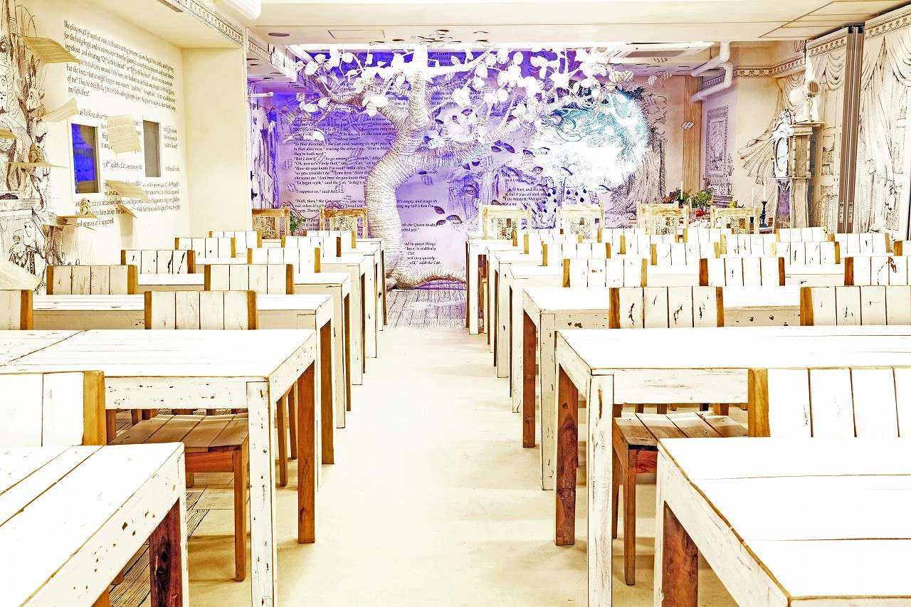 アイデアの城のアリス風な内装（秋葉原・岩本町の貸切パーティー会場）