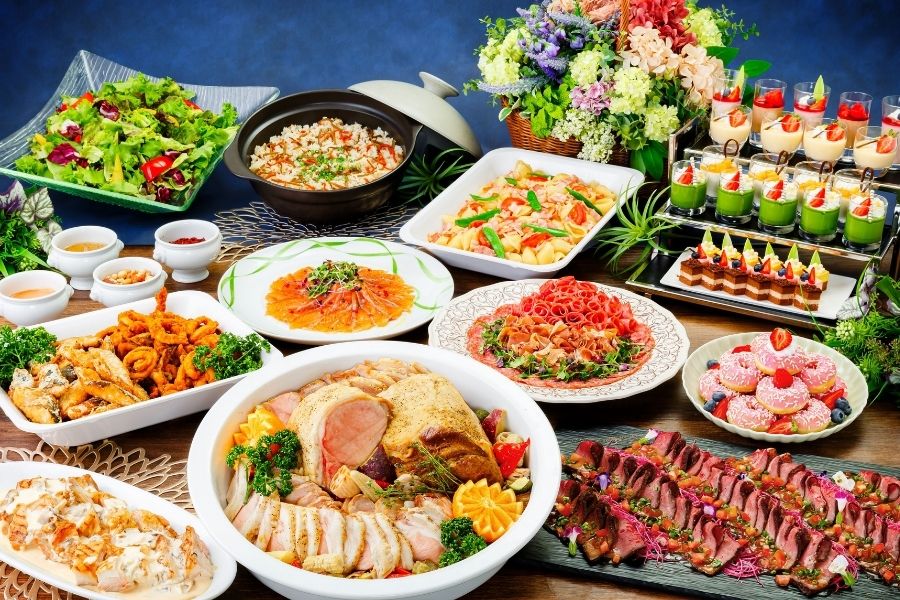 【忘年会】豪華料理全13品プレミアムコース＋生ビール含む90種類飲み放題｜会場費・映像音響設備費込み