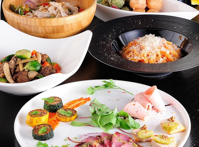 【特典2つ＆選べるオプション2つ】お料理8品＋乾杯用ドリンク＆90種類以上飲み放題