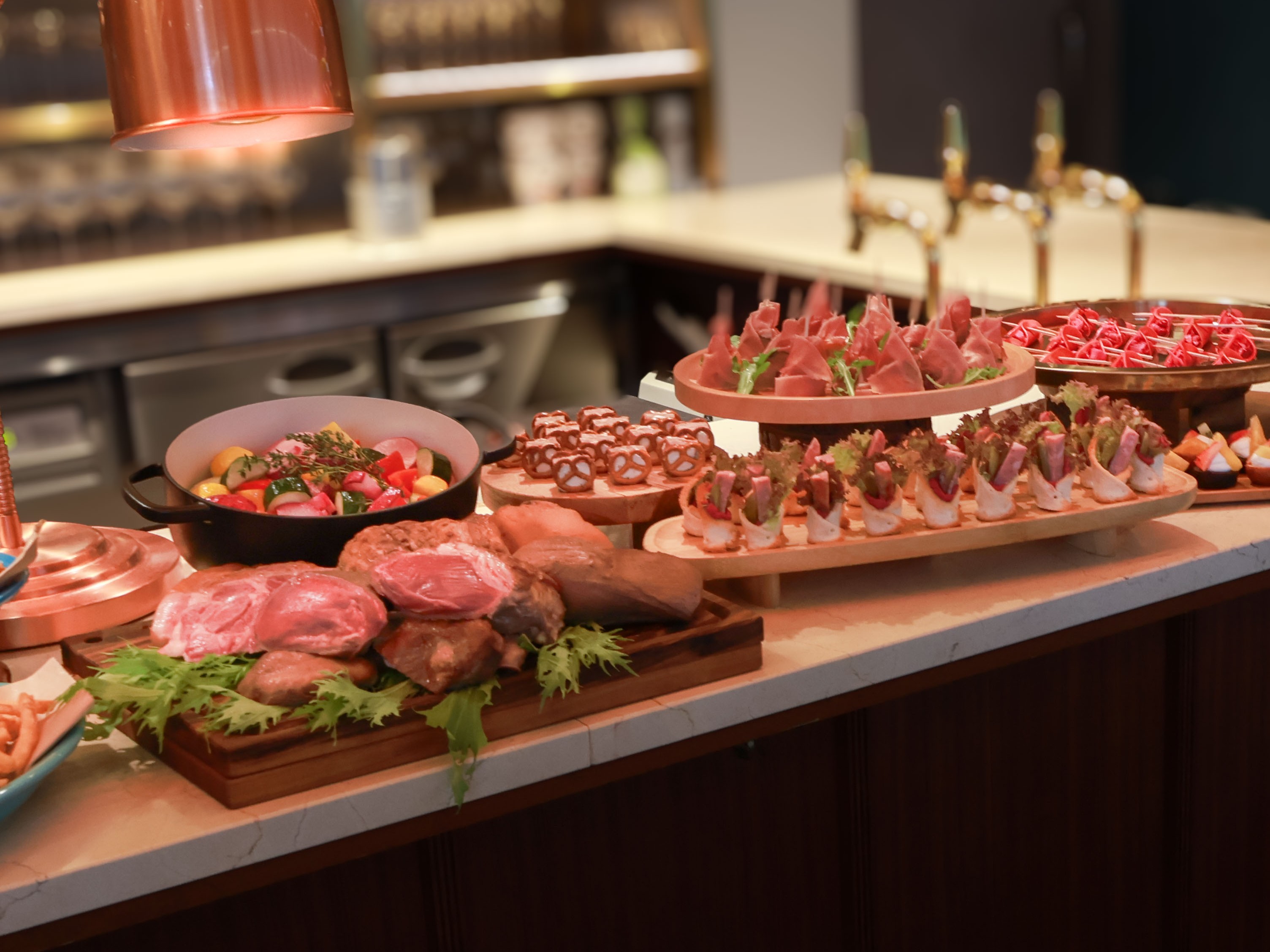 【貸切パーティービュッフェ＜グリルプラン+スパークリングワイン等150分飲み放題＞】 前菜4種に、お肉グリルが3種など全14品 150分飲み放題つき※延長可能"